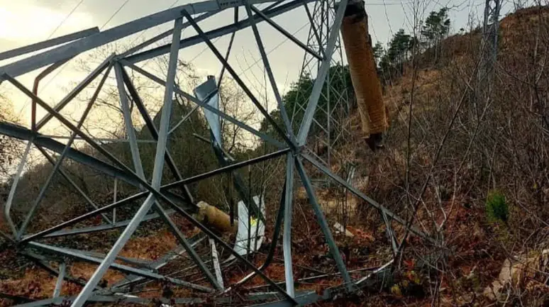 Artvin'de vinç kiralayıp 1 milyon liralık kablo çaldılar