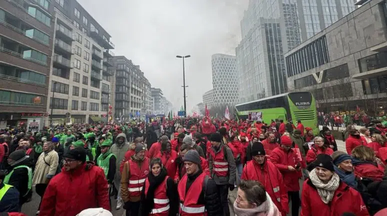 Karşıyaka Belediyesi'nde işçiler ayağa kalktı : Taksit taksit maaş istemiyoruz