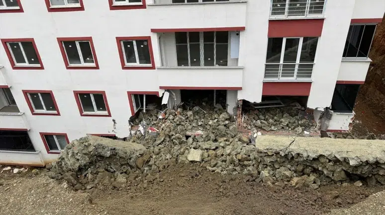 Trabzon'da istinat duvarı çöktü : Yeni bina zarar gördü