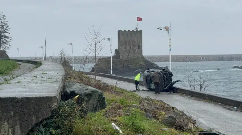 Rize'de korkunç kaza : Beton bariyerler otomobili denize düşmekten kurtardı