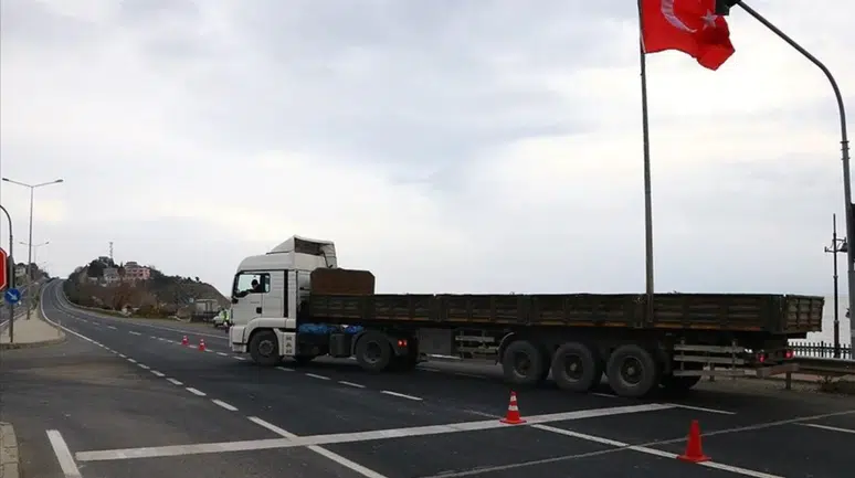 Düzce kara yolunda korkutan kaza : Tır makas attı , yol trafiğe kapandı