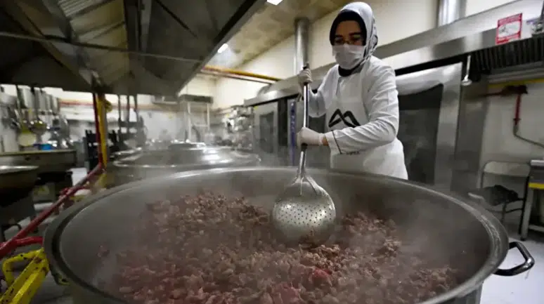 Mersin'de aşevinde dağıtılan kavurmadan yarış atı çipi çıktı