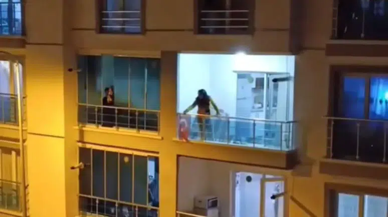 Ankara'da balkon krizi : Sinir krizi geçiren kadın yolu savaş alanına çevirdi