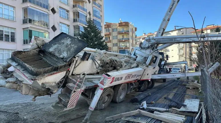 Uşak'ta beton pompası yan yattı : Altında kalan işçi öldü