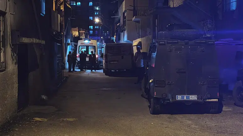 Adana'da 3 katlı binada patlama oldu