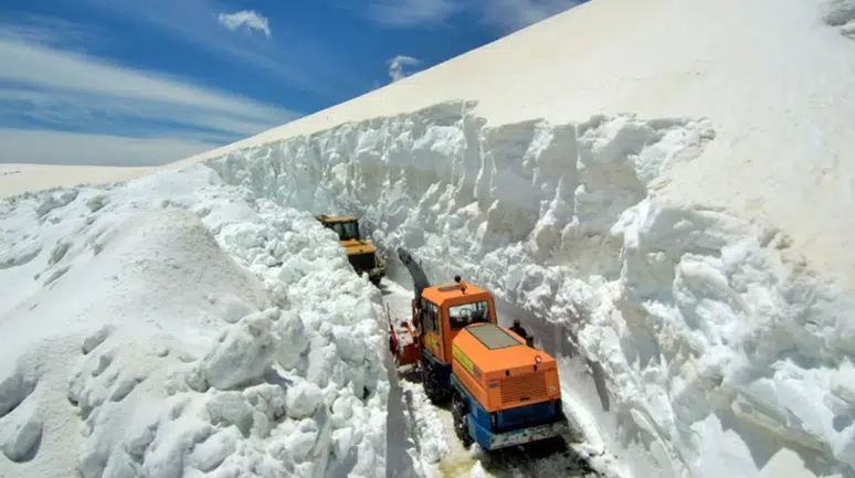 Ardahan'da 3,5 aydır karla kaplı olan yollar ulaşıma açılıyor