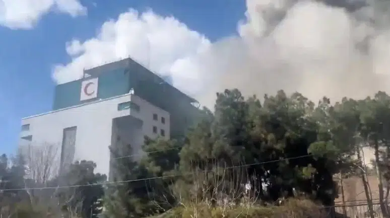 Tahran'da bir hastane vuruldu