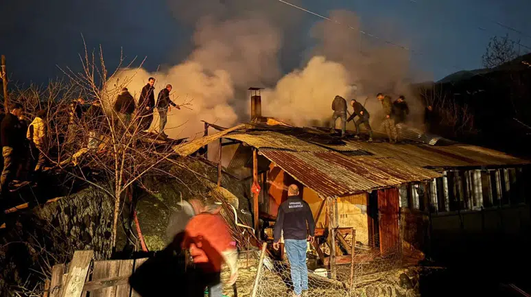 Artvin'de yangın : Ev ve odunluk alev alev yandı