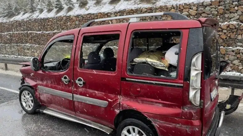 Uşak'ta hafif ticari araç bariyere çarptı : 6 yaralı