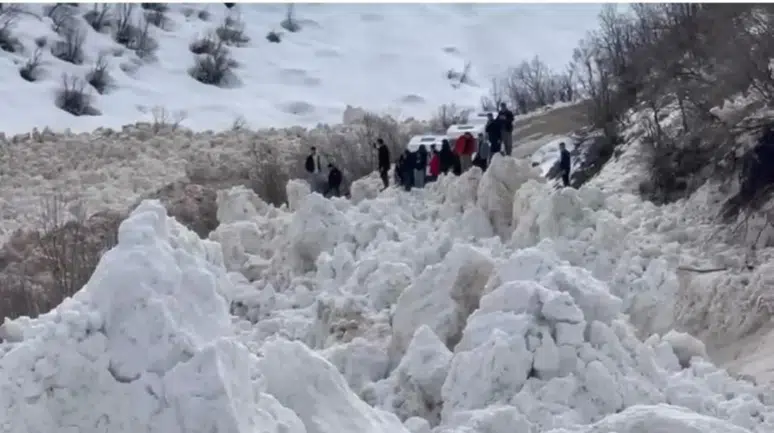 Şırnak'ta faciadan dönüldü : Öğrenci servisi, çığ altında kalmaktan saniyelerle kurtuldu