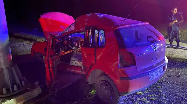Burdur'da otomobil levhaya çarptı : Sürücü yaralandı