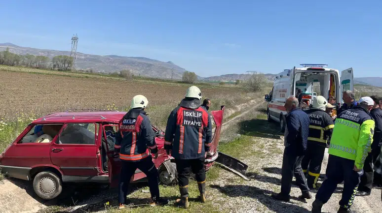 Çorum'da iki otomobilin çarpışması sonucu 3 kişi yaralandı