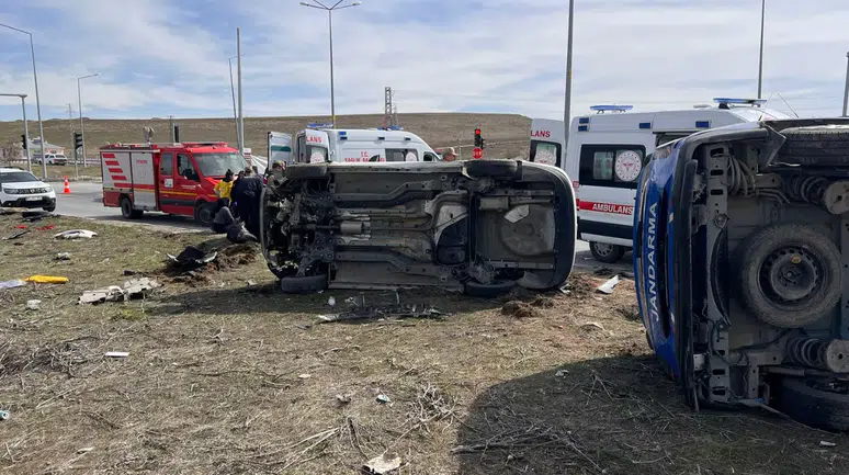 Van'da zincirleme trafik kazası : 4'ü askeri personel 6 kişi yaralandı
