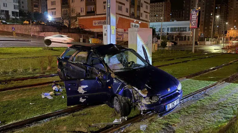 Kayseri'de kaza : Otomobil tramvay yoluna girdi
