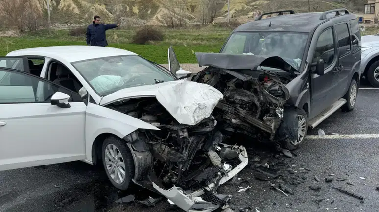 Nevşehir'de otomobil ile hafif ticari araç kafa kafaya çarpıştı : 4 yaralı