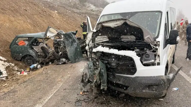 Gümüşhane'de öğretmenleri taşıyan minibüs kaza yaptı : Ölü ve yaralılar var