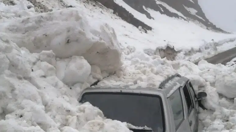 Trabzon'da otomobilin üstüne çığ düştü, 4 kişi yara almadan kurtuldu