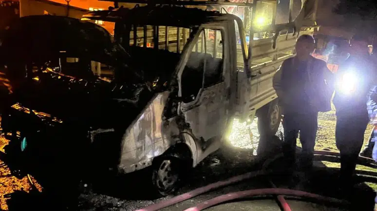 Çorum Alaca'da kamyonet yangını : Alevler ev ve araca da sıçradı