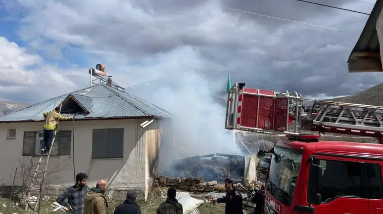 Bayburt'ta ahır küle döndü : Alevler eve sıçramak üzereyken ekipler yetişti