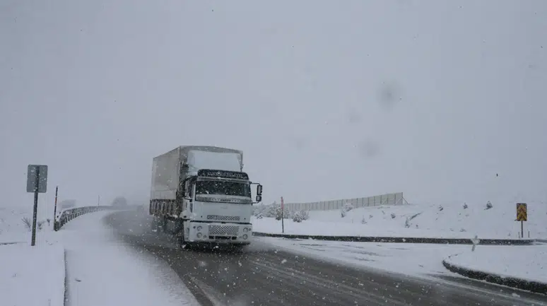 Tokat - Sivas kara yolunda kar : 30 santimetreye çıktı