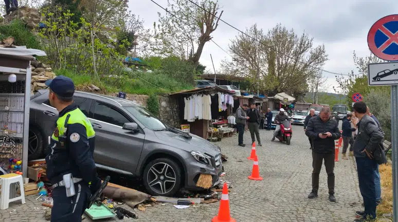 İzmir'de otomobil satış tezgahına uçtu