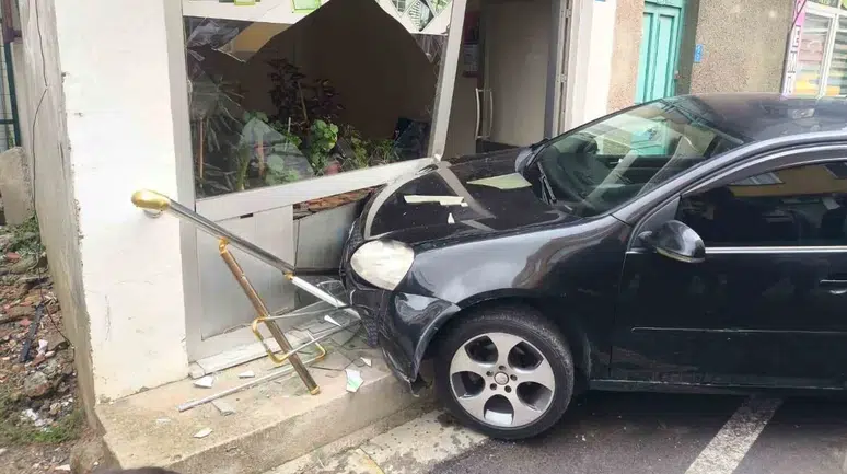 Osmaniye'de kontrolden çıkan otomobil dükkana girdi