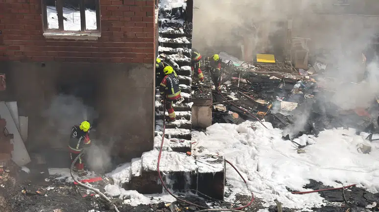 Balıkesir Edremit'te çöp evde yangın çıktı : Ekipler yoğun çaba sarf etti