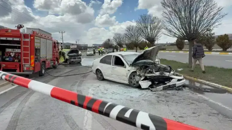 Sivasspor tesisleri önünde feci kaza : 4’ü altyapı futbolcusu 6 yaralı