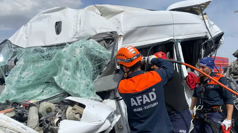 Kırşehir'de feci zincirleme kaza : Kamyon otomobilin üzerine devrildi, 1'i ağır 5 yaralı