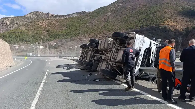Gümüşhane'de tır virajı alamadı , bariyerlere saplandı