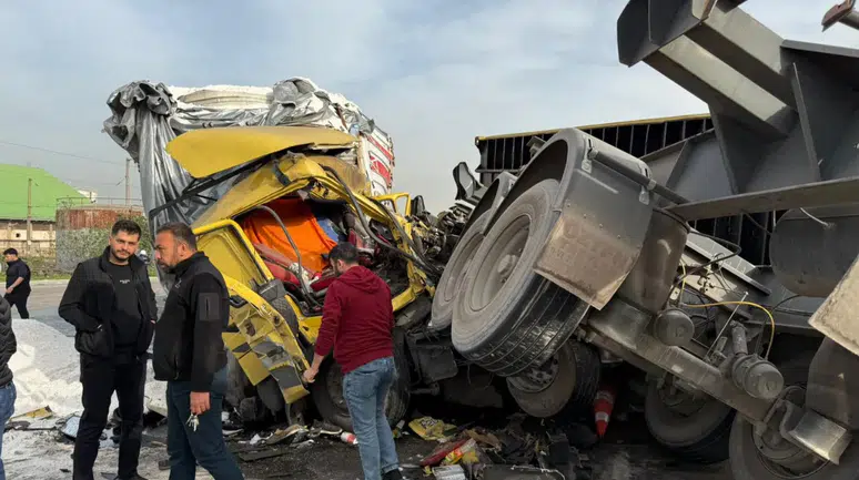 Hatay'da tır kazası : Devrilen konteyner araçları hurdaya çevirdi