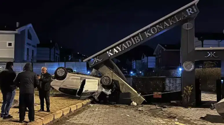 Kayseri’de takla atan otomobil sitenin girişini yıktı : Sürücü yaralandı
