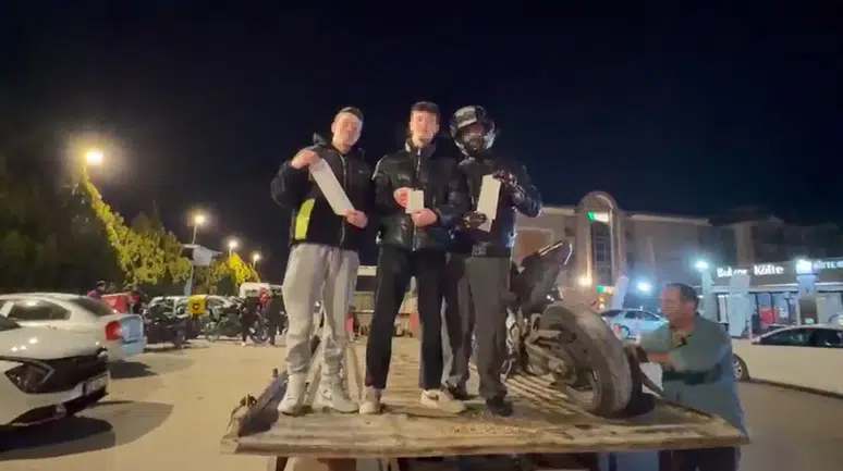 Eskişehir'de motosikleti bağlanan sürücü ceza tutanağı ile poz verdi