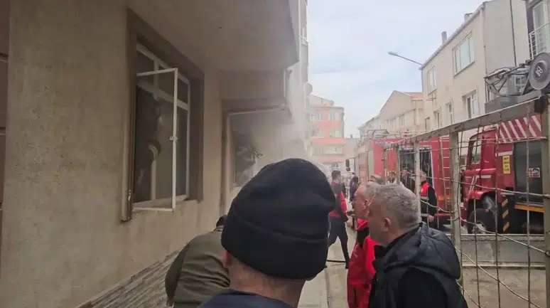 Gelibolu’da bir binanın giriş katında yangın çıktı