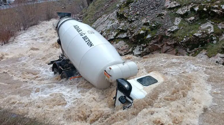 Beton mikseri dereye uçtu, akıntıya kapılan sürücü kayboldu