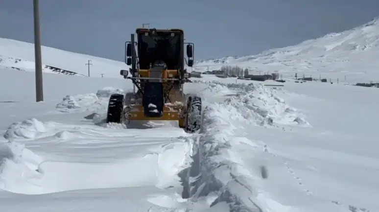 Bitlis'te nisan ayında kar : Kapanan köy yolları yeniden ulaşıma açıldı