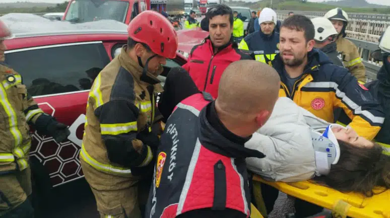 Yalova'da otomobil ile tır çarpıştı : Çok sayıda yaralı var