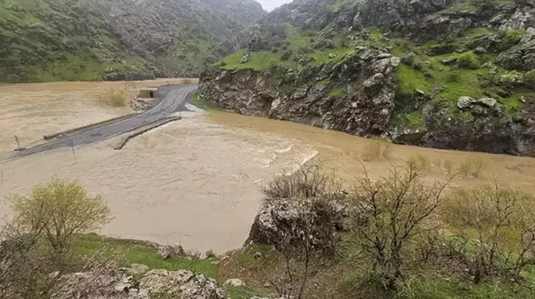 Hakkari'de dere taştı, kara yolu ulaşıma kapandı