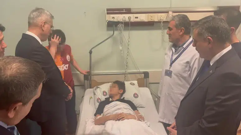 Bakanlar, saldırıda yaralanan öğrencileri ziyaret etti