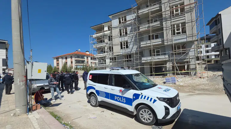 Kütahya'da korkutan iş kazası : İskele çöktü, 4. kattan düşen 2 işçi yaralandı!