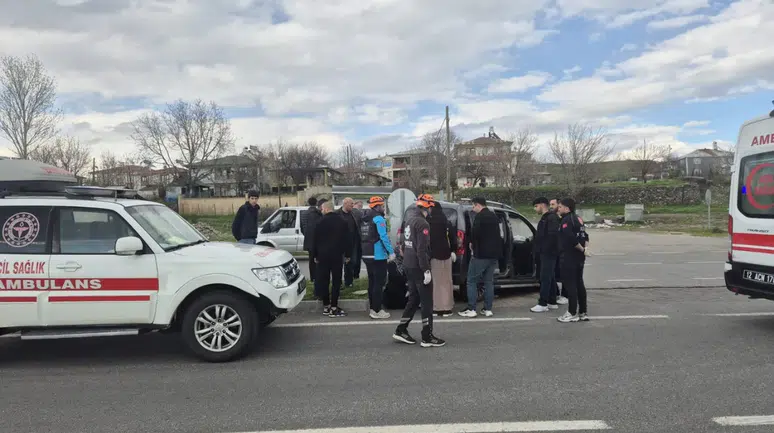 Bingöl'de iki araç çarpıştı, 7 kişi yaralandı