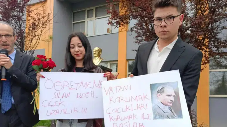 Bursa'da lise öğrencilerinden duygulandıran hareket