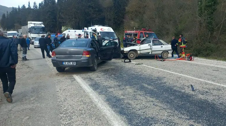 Balıkesir Balya'da 2 otomobil çarpıştı : 7 kişi yaralandı