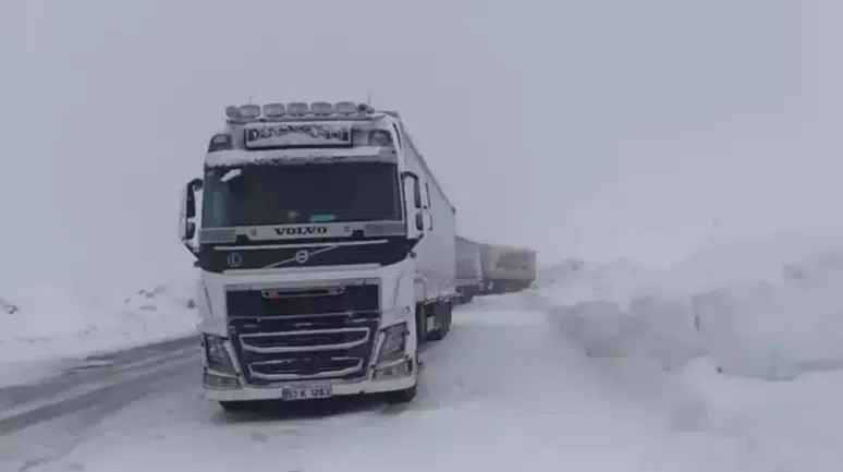 Ardahan Ilgar Dağı Geçidi’nde kar ve buzlanma engeli : Tırlar yolda kaldı!