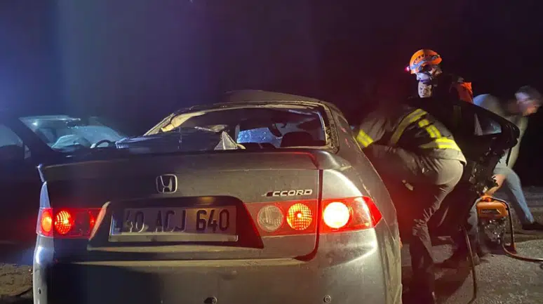 Kırşehir'de iki otomobil kafa kafaya çarpıştı : 6 yaralı