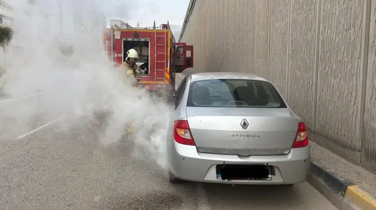 İskenderun'da seyir halindeki otomobilde yangın çıktı