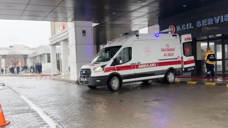 Elazığ'da iş kazası : İnşaat iskelesi çöktü, 4 işçi yaralandı