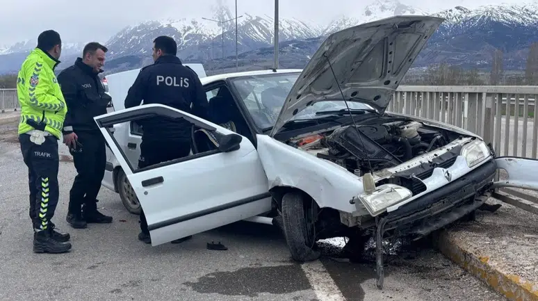 Erzincan'da otomobil köprü korkuluklarına çarptı : 2 kişi yaralandı