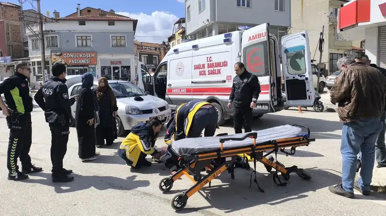 Afyonkarahisar'da feci kaza ! Karşıya geçmek isterken otomobil çarptı , ağır yaralandı