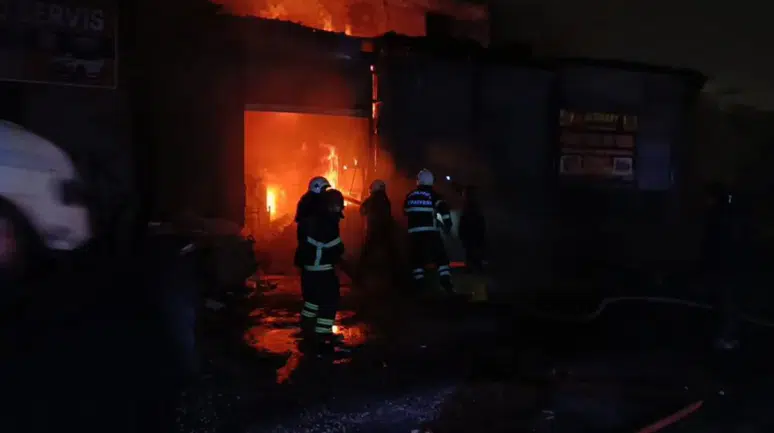 Şanlıurfa'da hurdacı dükkanında yangın